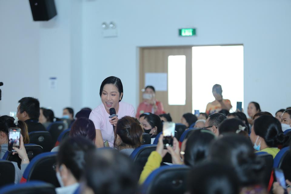 ca-sy-my-linh-giao-luu-cung-nhung-phu-nu-yeu-the-tham-gia-chuong-trinh-1-1729386798970639814652.jpg