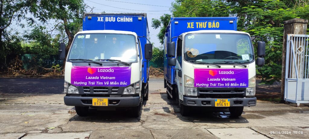 Anh-1_Doan-xe-cua-Lazada-Logistics-trao-nhu-yeu-pham-thiet-yeu-den-Uy-ban-MTTQ-1024x461.jpg