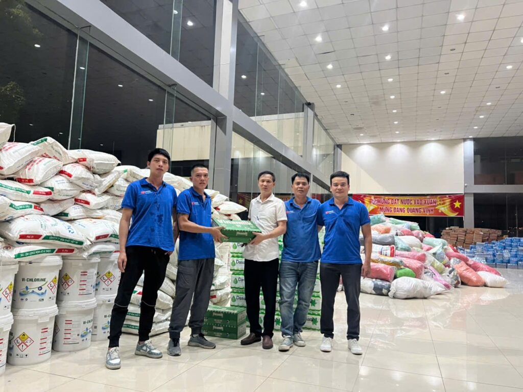 Anh-4_Dai-dien-Lazada-trao-nhu-yeu-pham-cho-dai-dien-MTTQ-1024x767.jpg