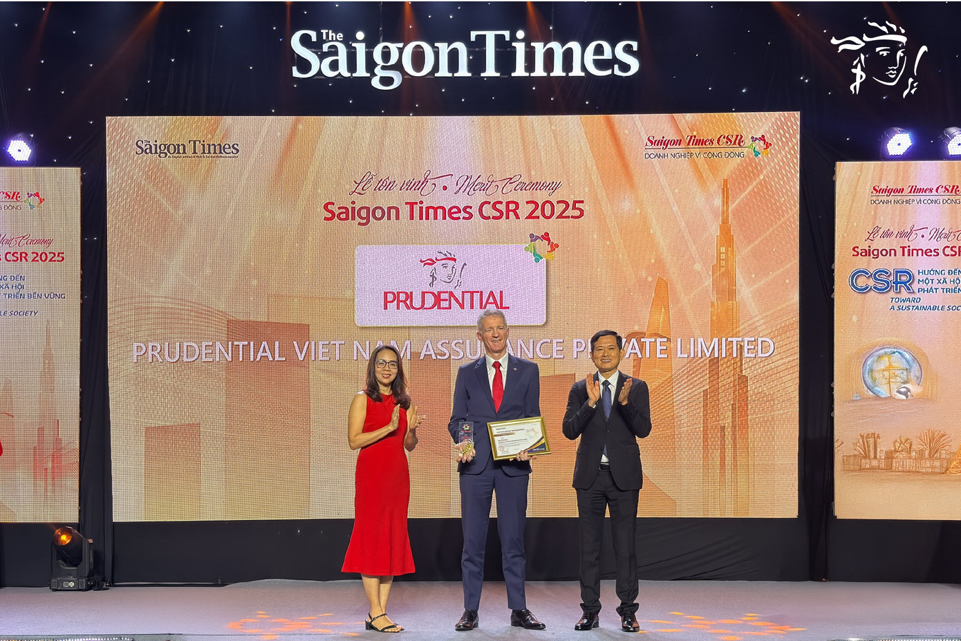 dai-dien-prudential-viet-nam-nhan-giai-thuong-tai-su-kien.jpg