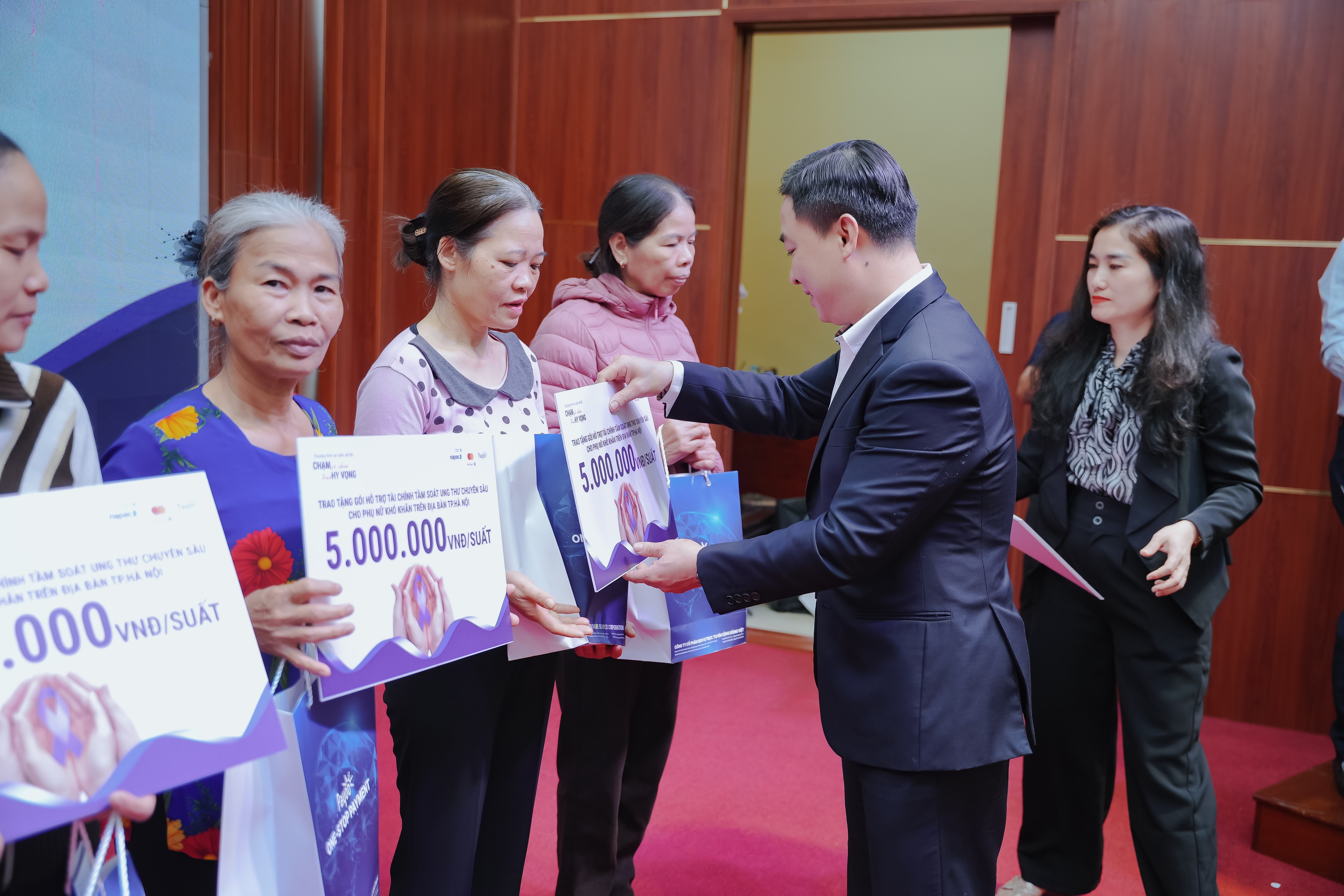 trao-tang-goi-ho-tro-tai-chinh-tam-soat-ung-thu-chuyen-sau-tai-tpha-noi-220250316130146.jpg