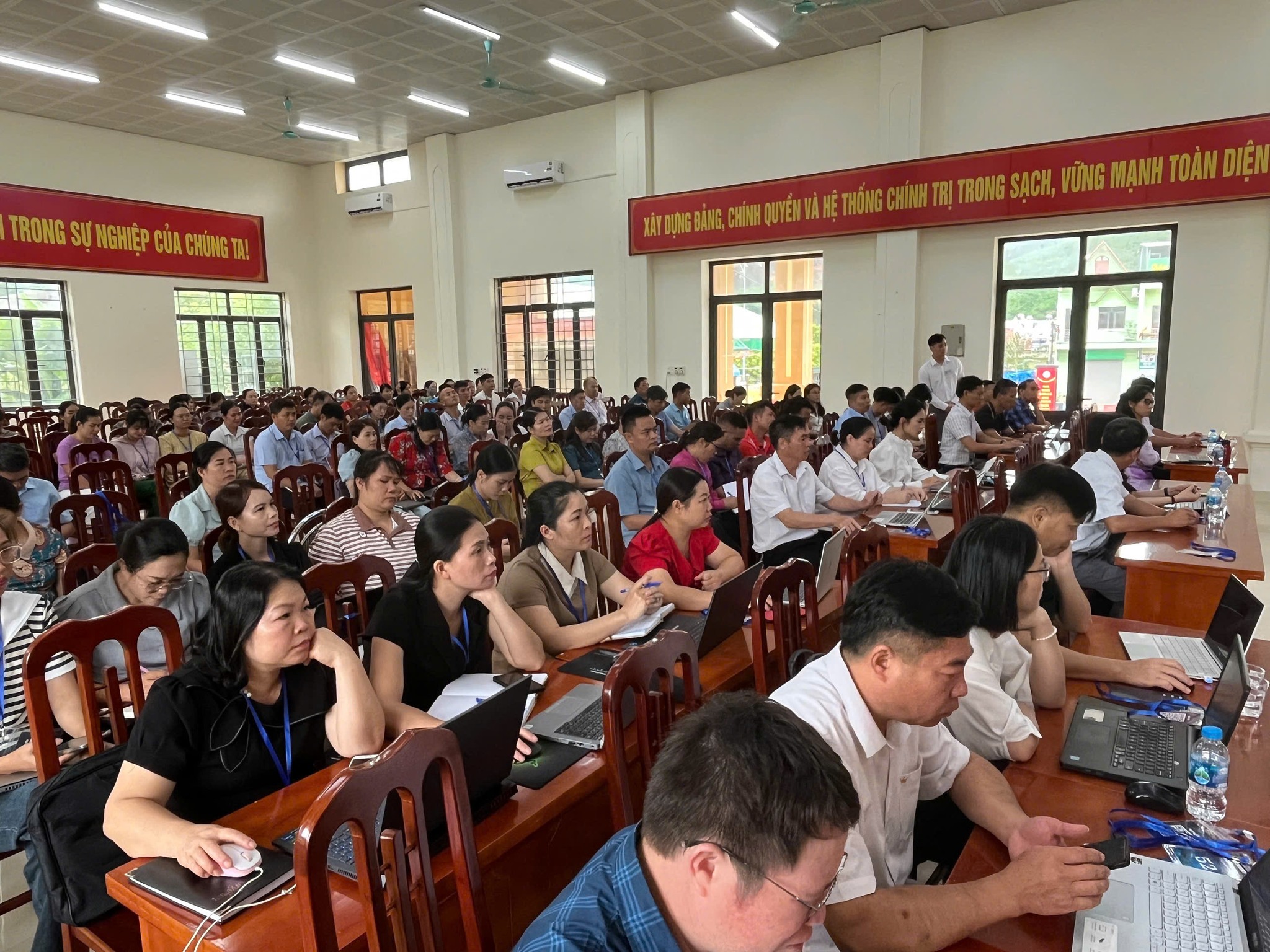 truong-dh-kinh-te--dhqghn-dong-hanh-xa-hoanh-mo-ung-dung-ai-phat-trien-ben-vung_68bc48e17241f.jpg