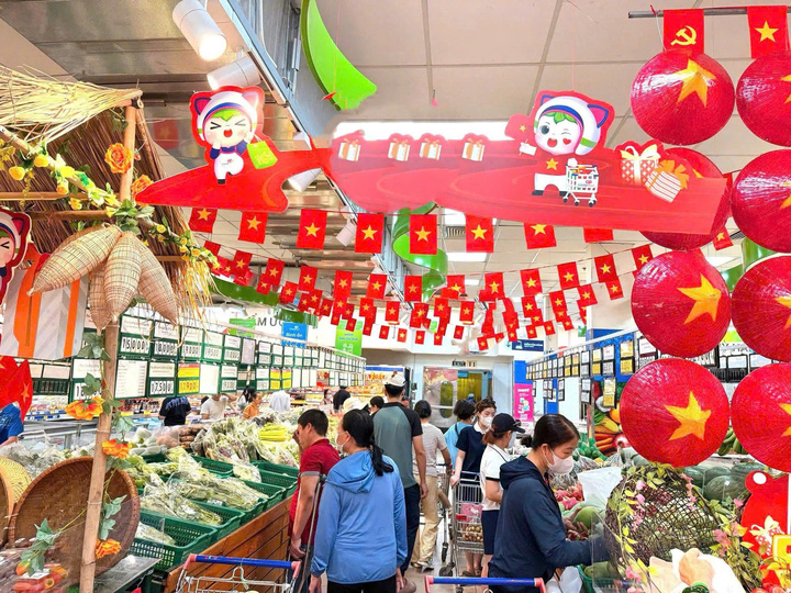 khong-gian-mua-sam-ruc-ro-sac-do-tai-coopmart-17531451.jpg