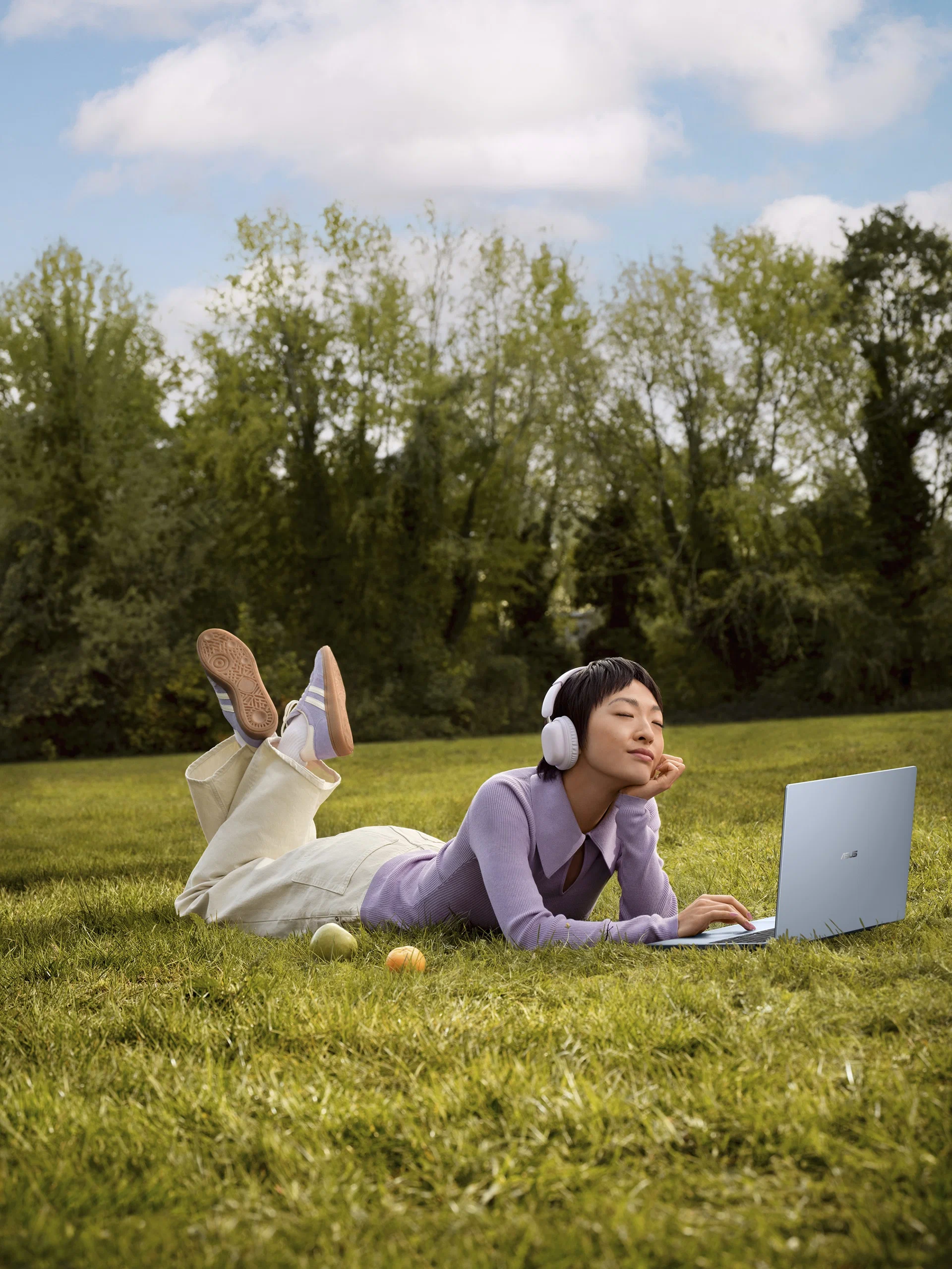 asus-vivobook-s16_tp5608qa_scenario-photo_3b_light-blue_01.webp