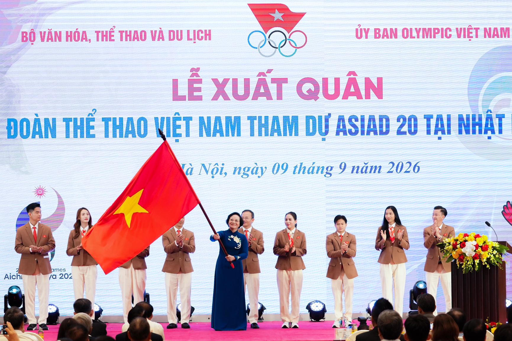 Phó Thủ tướng Phạm Thị Thanh Trà thực hiện nghi thức trao cờ cho Đoàn Thể thao Việt Nam tham dự ASIAD 2026