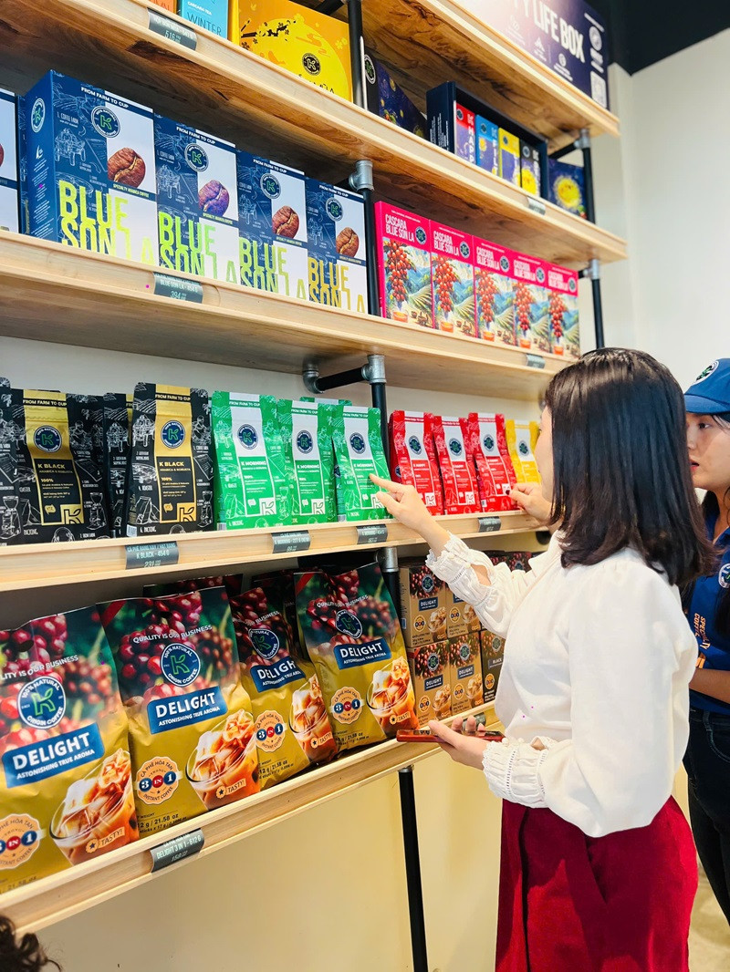 khong-gian-trung-bay-cac-dong-ca-phe-cua-k-coffee.jpg
