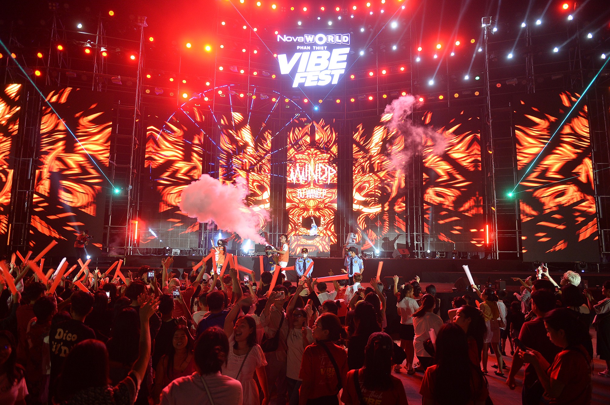 Summer-Vibe-Fest-Bua-tiec-chao-he-2024-soi-dong-tai-NovaWorld-Phan-Thiet-ca-nhac-3-1713337868-839-width2000height1331.jpg