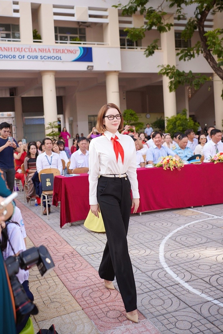 xly-nha-ky-ve-tham-truong-cu-tang-hoc-bong-cho-cac-em-hoc-sinh-20240530112750.jpg,qrt=20240530112751.pagespeed.ic.KqnNgz1rBN.webp