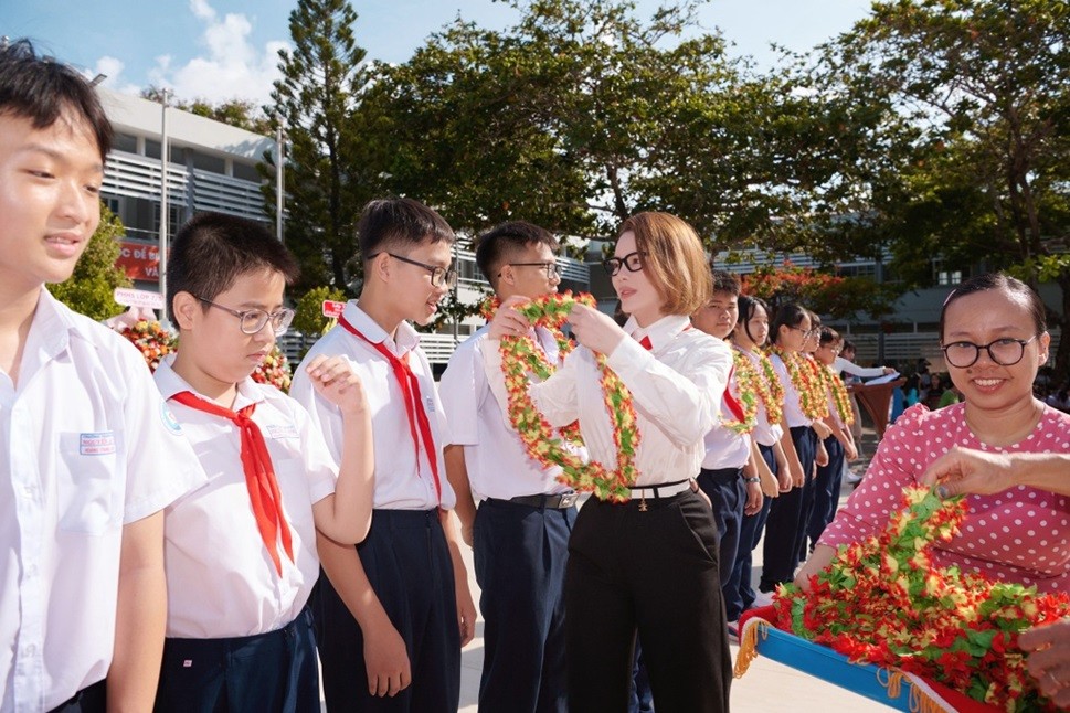 xhinh-anh-ly-nha-ky-deo-khan-quang-do-tham-truong-cu-tang-hoc-bong-cac-em-hoc-sinh-20240530113153.jpg,qrt=20240530113154.pagespeed.ic.Kt7v5SD7bt.webp