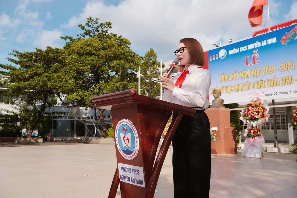 xhinh-anh-ly-nha-ky-deo-khan-quang-do-tham-truong-cu-tang-hoc-bong-cac-em-hoc-sinh-20240530113310.jpg,qrt=20240530113311.pagespeed.ic.veu4zvzh9J.webp