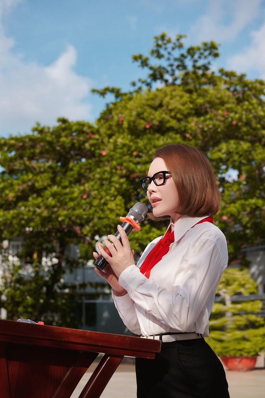 xhinh-anh-ly-nha-ky-deo-khan-quang-do-tham-truong-cu-tang-hoc-bong-cac-em-hoc-sinh-20240530113440.jpg,qrt=20240530113442.pagespeed.ic.TPGtMfc2Ao.webp