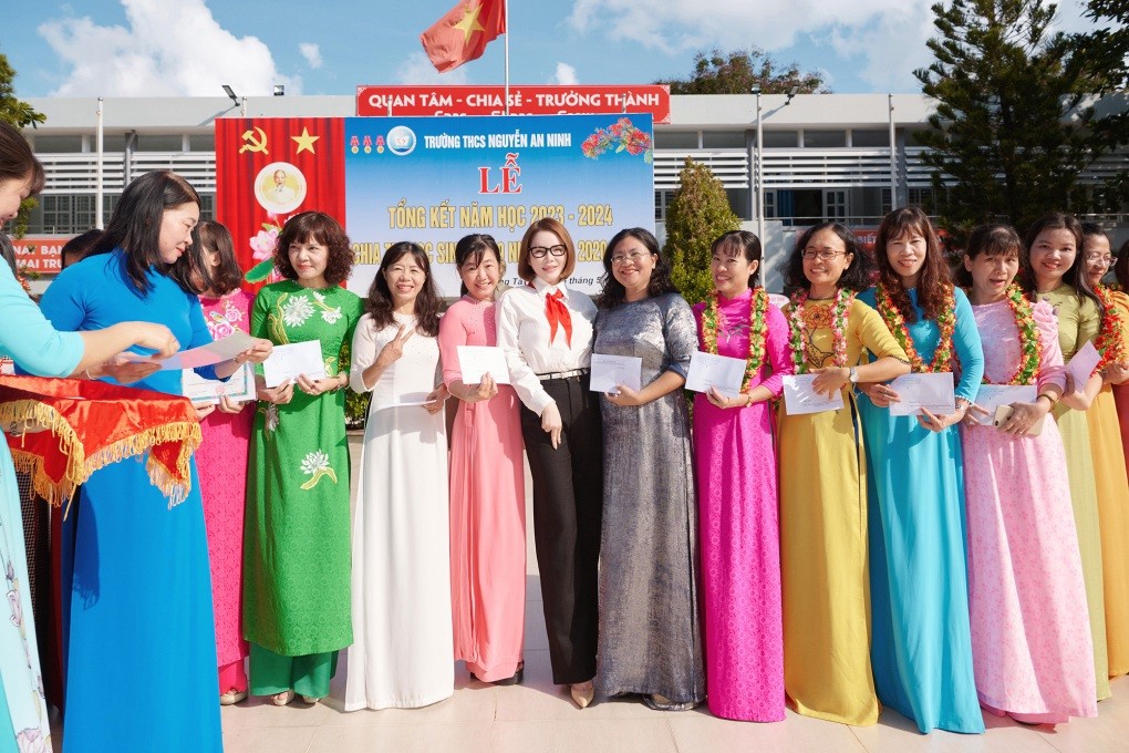 xhinh-anh-ly-nha-ky-deo-khan-quang-do-tham-truong-cu-tang-hoc-bong-cac-em-hoc-sinh-20240530113556.jpg,qrt=20240530113557.pagespeed.ic._IFIqJnXet.webp
