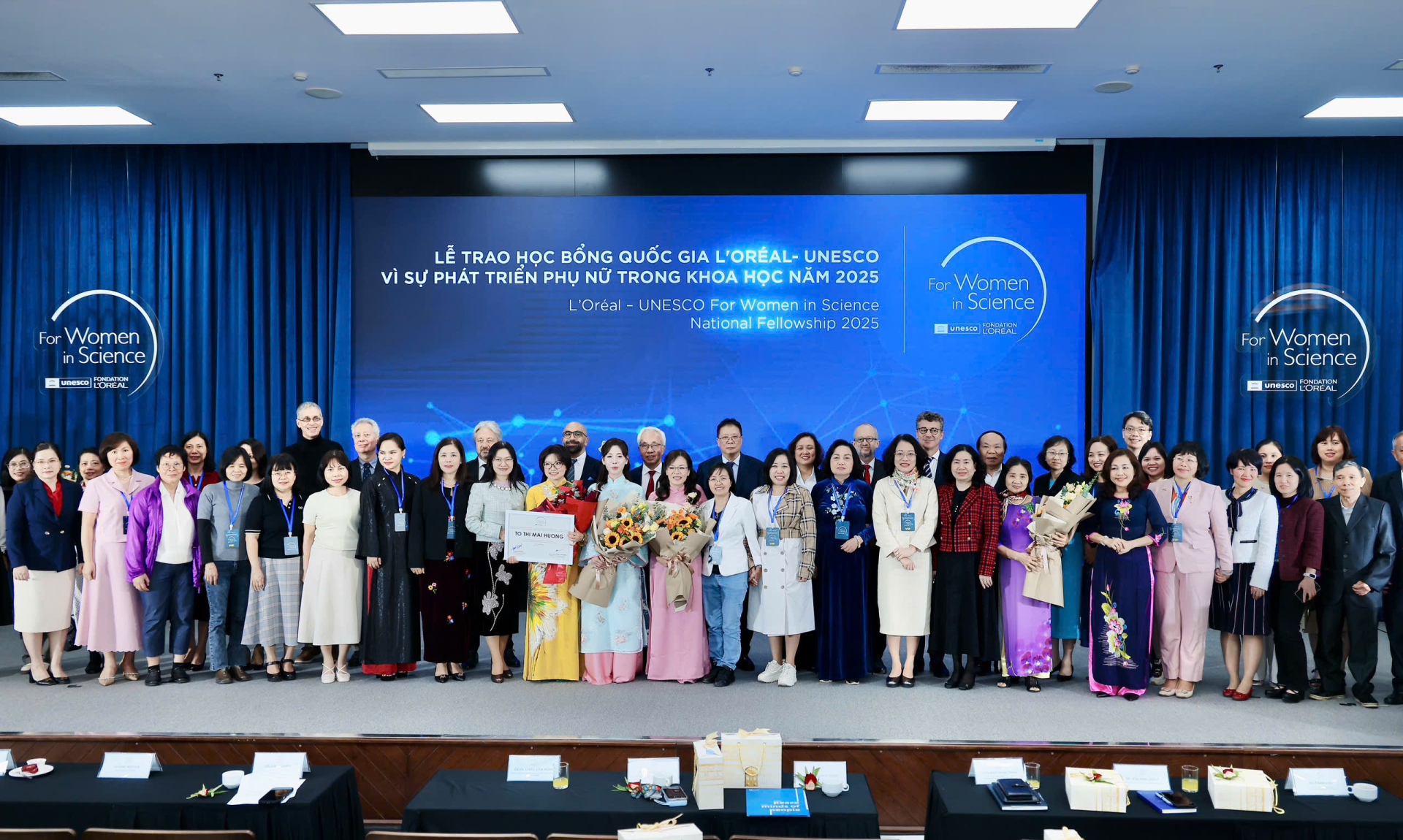 cac-dai-bieu-chup-anh-luu-niem-voi-ba-nha-khoa-hoc-nu-nhan-hoc-bong-quoc-gia-185119.jpg
