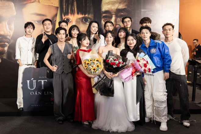 phuong-thanh-duoc-dong-dao-ban-be-den-ung-ho-phim-dien-anh-dau-tay-4489-8749.jpg