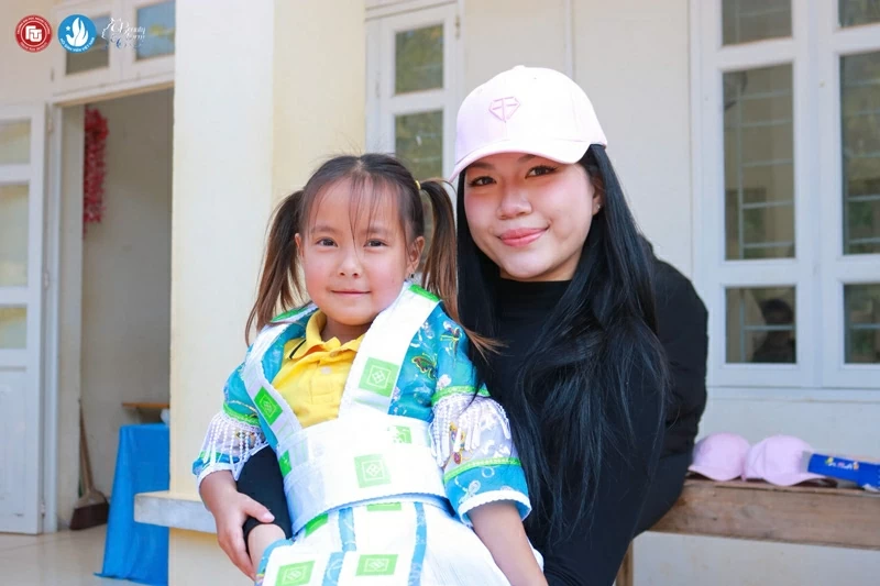 nhung-nu-cuoi-vung-cao-trong-hanh-trinh-nhan-ai-cua-nu-sinh-ngoai-thuong-20260106142610.webp?rt=202601071348
