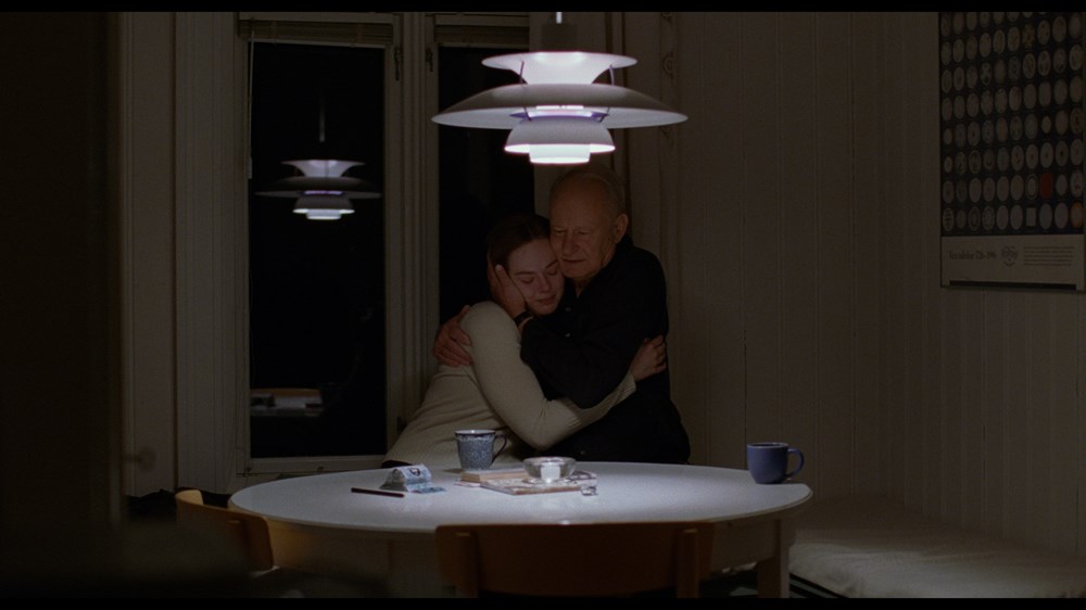 stellan_skarsgard_va_elle_fanning_giza.jpg
