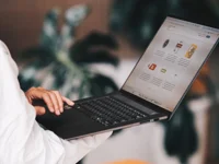 ASUS ra mắt laptop AI 16-inch Zenbook S16 (UM5606) với thiết kế mỏng nhẹ, màn OLED lớn, chip AMD, pin trâu