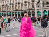 Khánh Linh nổi bật gây chú ý tại Milan Fashion Week, diện cả cây hồng cá tính, bạn trai túc trực chăm sóc tại show đầu tiên