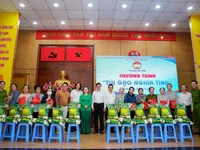 Gia đình nghệ sĩ Việt Hương trao quà mùa Vu lan