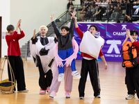 Tinh hà say hi: Dàn nghệ sĩ quốc tế với màn kết hợp Đông - Tây