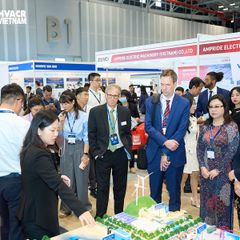 cac-dai-bieu-va-khach-tham-quan-cac-gian-hang-trien-lam-17254355645381935523022.jpg