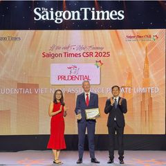 dai-dien-prudential-viet-nam-nhan-giai-thuong-tai-su-kien.jpg