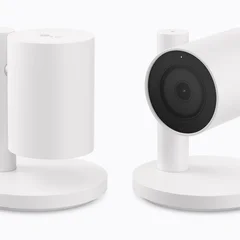 Camera Trong Nhà của LG tự động nghiêng lên xuống để điều chỉnh góc nhìn khi người dùng quay lại nhà.