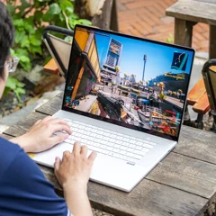 ProArt P16 được sử dụng cho quy trình chỉnh sửa hình ảnh ngoài studio, cho thấy định hướng đưa năng lực xử lý chuyên nghiệp vào một thiết bị di động.