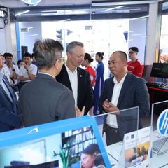 Đại diện lãnh đạo HP và DMX trải nghiệm các giải pháp AI mới nhất tại cửa hàng HP Flagship Store