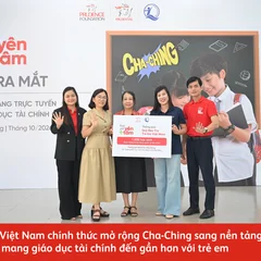 Đại diện Prudential và Quỹ Bảo trợ Trẻ em Việt Nam tại lễ ra mắt nền tảng trực tuyến Cha-Ching ở Đà Nẵng, góp phần mở rộng cơ hội tiếp cận giáo dục tài chính cho học sinh.