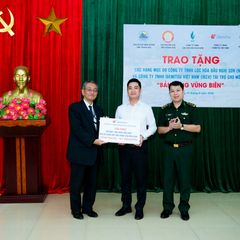 Bí thư xã Pù Nhi - đại diện một trong 2 xã nhận biểu trưng đèn năng lượng mặt trời do Tổng giám đốc IKCV trao tặng.