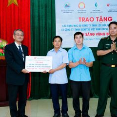 Ông Egashira Hideaki – Tổng Giám đốc Idemitsu Vietnam trao biểu trưng tài trợ công trình đèn năng lượng mặt trời cho Ban quản lý bản Cơm.