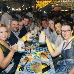 Những chiếc stein nâng lên giữa tiếng cười và âm nhạc tạo nên tinh thần Oktoberfest: nơi trải nghiệm văn hóa hòa cùng kết nối cộng đồng và những cuộc gặp gỡ xuyên biên giới.