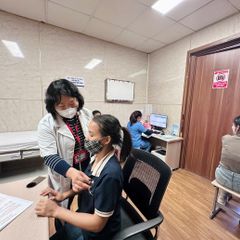 Phụ nữ có hoàn cảnh khó khăn được khám, tầm soát trong chương trình “Chạm sẻ chia, Trao hy vọng”, đưa cơ hội chăm sóc sức khỏe đến gần hơn với nhóm yếu thế.