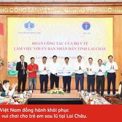 Đại diện Prudential Việt Nam trao biển tượng trưng hỗ trợ tại chương trình làm việc của Đoàn công tác Bộ Y tế với UBND tỉnh Lai Châu.