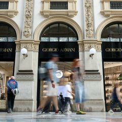 Cửa hàng Giorgio Armani tại Milan ngày 5/9/2025. Tập đoàn đang xem xét cấu trúc bán 15% cổ phần theo di chúc nhà sáng lập. Ảnh: Gonzalo Fuentes.