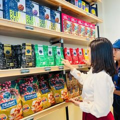 khong-gian-trung-bay-cac-dong-ca-phe-cua-k-coffee.jpg