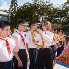 xhinh-anh-ly-nha-ky-deo-khan-quang-do-tham-truong-cu-tang-hoc-bong-cac-em-hoc-sinh-20240530113153.jpg,qrt=20240530113154.pagespeed.ic.Kt7v5SD7bt.webp