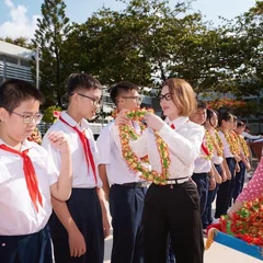xhinh-anh-ly-nha-ky-deo-khan-quang-do-tham-truong-cu-tang-hoc-bong-cac-em-hoc-sinh-20240530113153.jpg,qrt=20240530113154.pagespeed.ic.Kt7v5SD7bt.webp