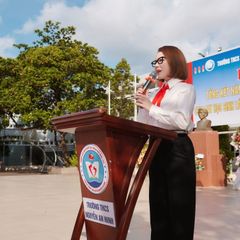 xhinh-anh-ly-nha-ky-deo-khan-quang-do-tham-truong-cu-tang-hoc-bong-cac-em-hoc-sinh-20240530113310.jpg,qrt=20240530113311.pagespeed.ic.veu4zvzh9J.webp