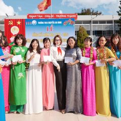 xhinh-anh-ly-nha-ky-deo-khan-quang-do-tham-truong-cu-tang-hoc-bong-cac-em-hoc-sinh-20240530113556.jpg,qrt=20240530113557.pagespeed.ic._IFIqJnXet.webp