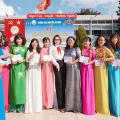xhinh-anh-ly-nha-ky-deo-khan-quang-do-tham-truong-cu-tang-hoc-bong-cac-em-hoc-sinh-20240530113556.jpg,qrt=20240530113557.pagespeed.ic._IFIqJnXet.webp