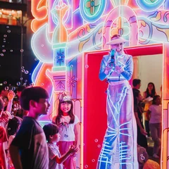 Singapore-Night-Festival-Le%CC%82%CC%83-ho%CC%A3%CC%82i-de%CC%82m-Singapore-2024-Ta%CC%81c-pha%CC%82%CC%89m-sa%CC%86%CC%81p-da%CC%A3%CC%86t-o%CC%9B%CC%89-La%CC%80ng-Le%CC%82%CC%83-ho%CC%A3%CC%82i-o%CC%9B%CC%89-Armenian-Street.jpg