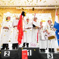 chi-lam-ngoc-tran-dung-giua-vo-oa-cam-xuc-hanh-phuc-gio-cao-cup-khi-duoc-trao-giai-vo-dich-lam-banh-the-gioi--17636524672891850727200.jpg