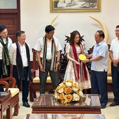 chu-tich-ubnd-tinh-rah-lan-chung-tang-qua-luu-niem-cho-ba-tran-thi-thanh-nhan-chu-tich-hdqt-kiem-tong-giam-doc-cong-ty-tnhh-xuc-tien-dau-tu-tm-dl-viet-nam-anh-hd.jpg