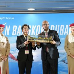 ong-tran-chi-cuong-tang-qua-ong-nabil-sultan-trung-binh-1748918253.jpeg