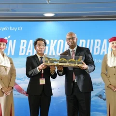 ong-tran-chi-cuong-tang-qua-ong-nabil-sultan-trung-binh-1748918253.jpeg