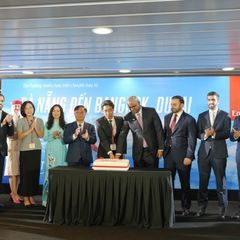 cac-khach-moi-cat-banh-ki-niem-chuyen-bay-dau-tien-toi-da-nang-cua-emirates-trung-binh-1748918263.jpeg