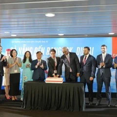 cac-khach-moi-cat-banh-ki-niem-chuyen-bay-dau-tien-toi-da-nang-cua-emirates-trung-binh-1748918263.jpeg