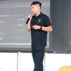 Đại diện một dự án trình bày sản phẩm tại Demo Day; mỗi đội trải qua phần pitching và hỏi đáp để nhận phản biện về sản phẩm, khả năng thực thi và định hướng tăng trưởng.
